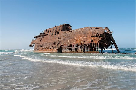 Shipwreck stranded on beach Photographie de stock - Premium Libres de Droits, Code: 649-06622629