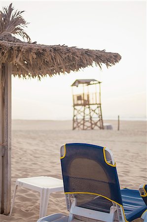 Lawn chair and umbrella on beach Photographie de stock - Premium Libres de Droits, Code: 649-06622634