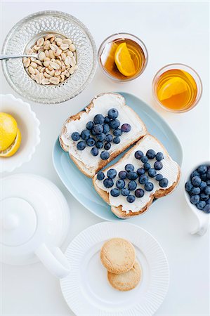 Toast with blueberries, nuts and tea Foto de stock - Sin royalties Premium, Código: 649-06622647