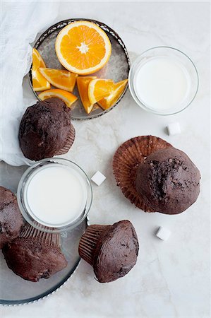 Chocolate muffins with milk and orange Photographie de stock - Premium Libres de Droits, Code: 649-06622641