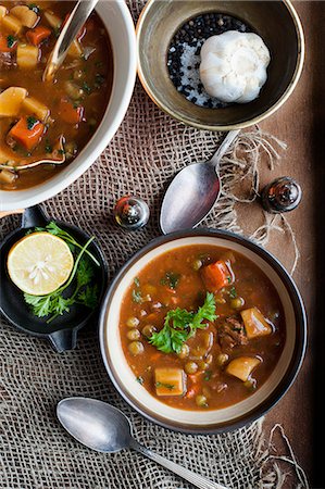 directly above - Bowl of stew with garlic and lemon Stock Photo - Premium Royalty-Free, Code: 649-06622642