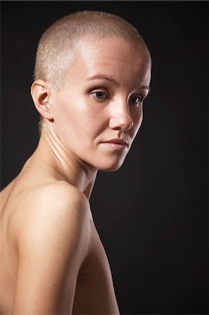 Nude woman with shaved head Stockbilder - Premium RF Lizenzfrei, Bildnummer: 649-06622686