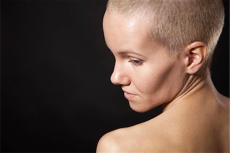 simsearch:6113-06626259,k - Nude woman with shaved head Foto de stock - Sin royalties Premium, Código: 649-06622687