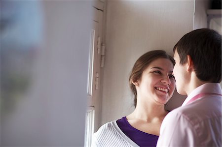 Smiling couple standing by window Photographie de stock - Premium Libres de Droits, Code: 649-06622702