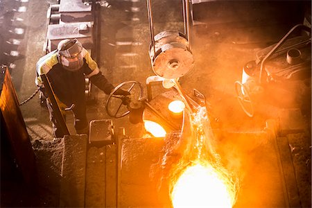 Worker pouring molten metal in foundry Photographie de stock - Premium Libres de Droits, Code: 649-06622819