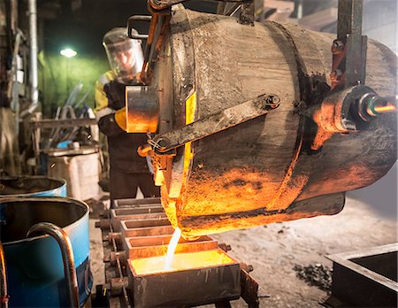 Worker pouring molten metal in foundry Stockbilder - Premium RF Lizenzfrei, Bildnummer: 649-06622831