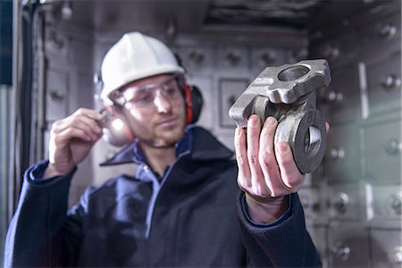 Worker inspecting metal in foundry Photographie de stock - Premium Libres de Droits, Code: 649-06622873
