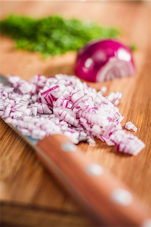 Close up of knife and chopped onions Photographie de stock - Premium Libres de Droits, Code: 649-06622954