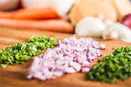 Close up of chopped chives and onions Photographie de stock - Premium Libres de Droits, Code: 649-06622955