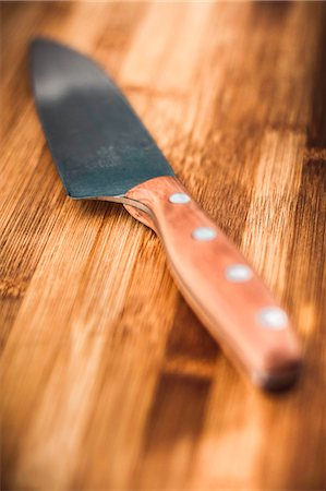 single item - Close up of knife on wooden table Photographie de stock - Premium Libres de Droits, Code: 649-06622951