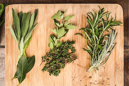 Board with whole leaf herbs Stock Photo - Premium Royalty-Free, Code: 649-06622966
