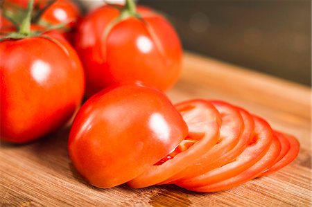 simsearch:6113-07565174,k - Close up of whole and sliced tomato Photographie de stock - Premium Libres de Droits, Code: 649-06622960