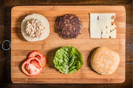 Table with hamburger and condiments Foto de stock - Sin royalties Premium, Código: 649-06622961