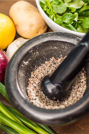 Herbs crushed in pestle and mortar Photographie de stock - Premium Libres de Droits, Code: 649-06622971