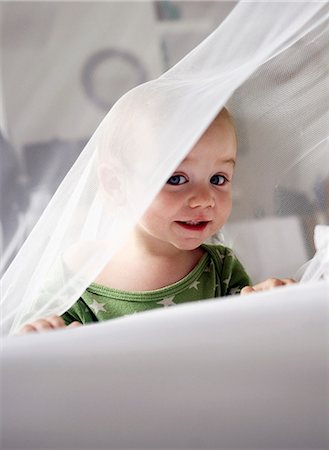 simsearch:649-06533368,k - Baby girl playing in sheer curtain Foto de stock - Sin royalties Premium, Código: 649-06623022