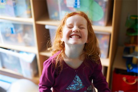 surrey - Girl making face in playroom Foto de stock - Sin royalties Premium, Código: 649-06623031