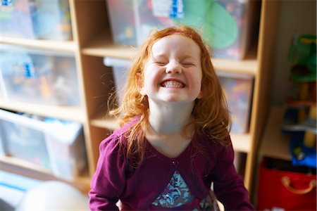 Girl making face in playroom Photographie de stock - Premium Libres de Droits, Code: 649-06623031