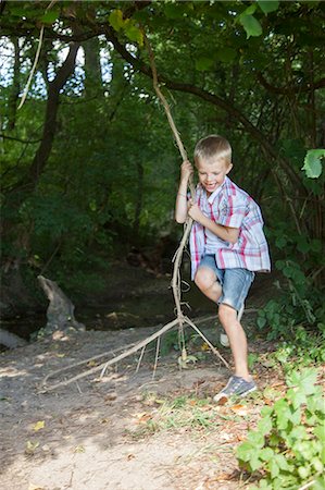 poteau - Boy playing on tree swing Photographie de stock - Premium Libres de Droits, Code: 649-06623043