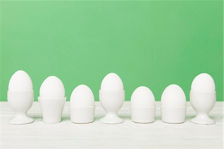 simsearch:632-05604310,k - Eggs in various egg cups Fotografie stock - Premium Royalty-Free, Codice: 649-06623054