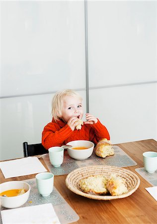 salle à manger - Boy eating lunch at table Photographie de stock - Premium Libres de Droits, Code: 649-06623059