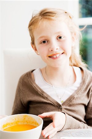 Smiling girl holding bowl of soup Photographie de stock - Premium Libres de Droits, Code: 649-06623061