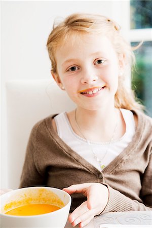 soup bowl - Smiling girl holding bowl of soup Foto de stock - Sin royalties Premium, Código: 649-06623061