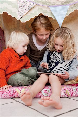 Children using tablet computer in fort Foto de stock - Sin royalties Premium, Código: 649-06623063