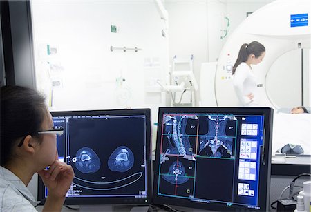 Nurse examining x-rays in hospital Foto de stock - Sin royalties Premium, Código: 649-06623108