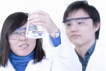 Scientists examining liquid in lab Foto de stock - Sin royalties Premium, Código: 649-06623144