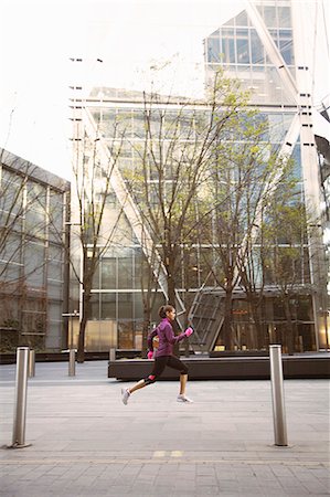 Woman running on city street Stockbilder - Premium RF Lizenzfrei, Bildnummer: 649-06716525