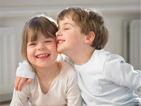 simsearch:649-06716556,k - Smiling children hugging indoors Foto de stock - Royalty Free Premium, Número: 649-06716538