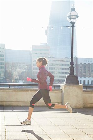 solo runner - Woman running on urban bridge Photographie de stock - Premium Libres de Droits, Code: 649-06716531