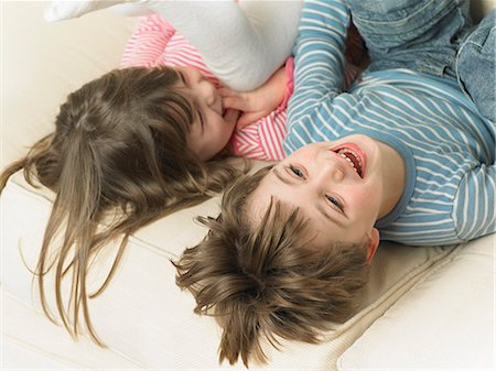 simsearch:6122-07699849,k - Children playing on sofa together Photographie de stock - Premium Libres de Droits, Code: 649-06716542