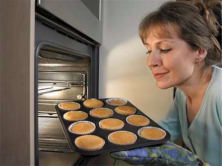 simsearch:649-09206430,k - Woman baking cupcakes in kitchen Stock Photo - Premium Royalty-Free, Code: 649-06716596