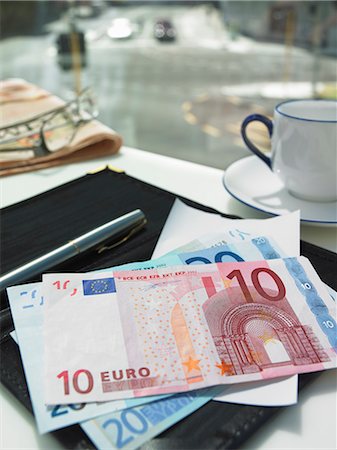 euro coffee house - Money in check on restaurant table Stock Photo - Premium Royalty-Free, Code: 649-06716598