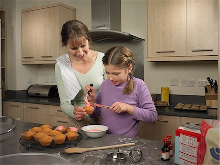 simsearch:649-03291920,k - Mother and daughter baking together Photographie de stock - Premium Libres de Droits, Code: 649-06716592