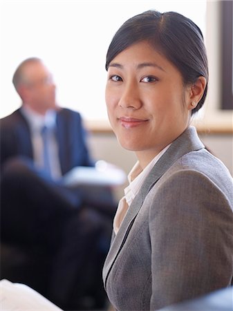 position assise en tailleur - Businesswoman smiling in office Foto de stock - Sin royalties Premium, Código: 649-06716614