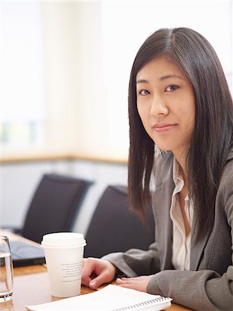 position assise en tailleur - Businesswoman sitting at meeting table Foto de stock - Sin royalties Premium, Código: 649-06716626