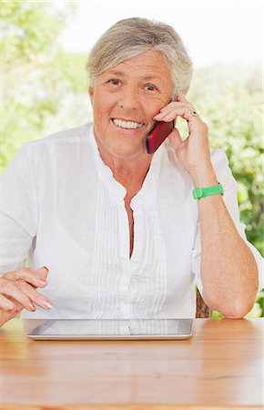 simsearch:649-06716675,k - Older woman talking on cell phone Photographie de stock - Premium Libres de Droits, Code: 649-06716674
