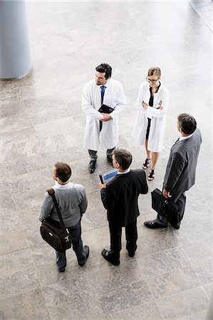 doctor observing a lady - Business people and doctors greeting Foto de stock - Sin royalties Premium, Código: 649-06716703
