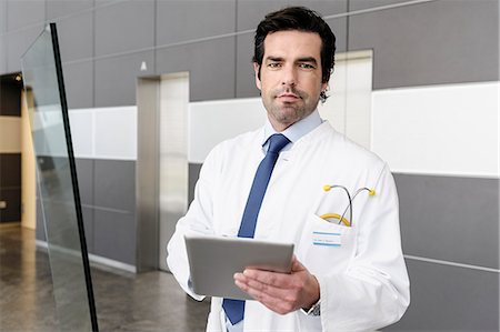 Doctor using tablet computer Foto de stock - Sin royalties Premium, Código: 649-06716718