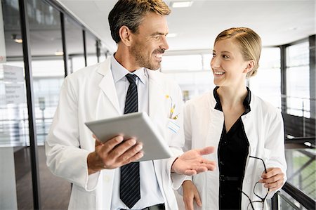 simsearch:6115-08100583,k - Doctors talking in hallway Stock Photo - Premium Royalty-Free, Code: 649-06716742