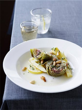 simsearch:600-06570961,k - Plate of artichoke and lemon salad Photographie de stock - Premium Libres de Droits, Code: 649-06716771