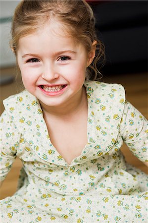 simsearch:649-06433353,k - Smiling girl sitting indoors Photographie de stock - Premium Libres de Droits, Code: 649-06716785