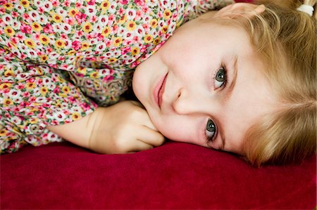 simsearch:649-06433353,k - Smiling girl laying on pillow Photographie de stock - Premium Libres de Droits, Code: 649-06716800