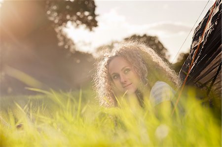 Teenage girl sitting in grass Foto de stock - Sin royalties Premium, Código: 649-06716830