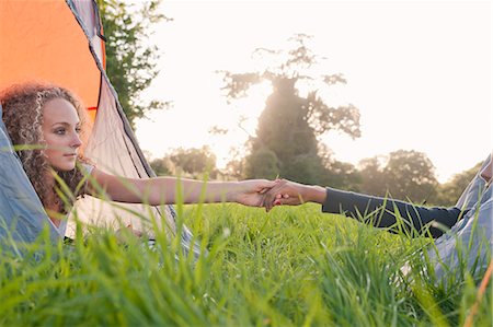 Teenage girls holding hands at campsite Foto de stock - Sin royalties Premium, Código: 649-06716841