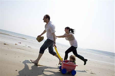 Family playing together on beach Photographie de stock - Premium Libres de Droits, Code: 649-06716891