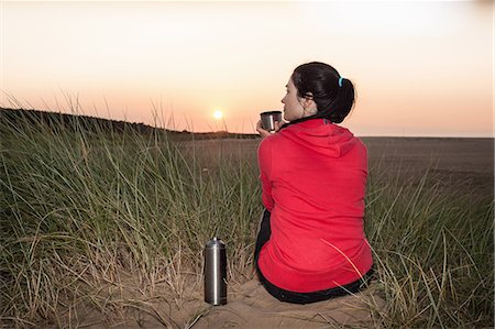 drinking coffee women 40 years old - Woman drinking from thermos on beach Stock Photo - Premium Royalty-Free, Code: 649-06716905