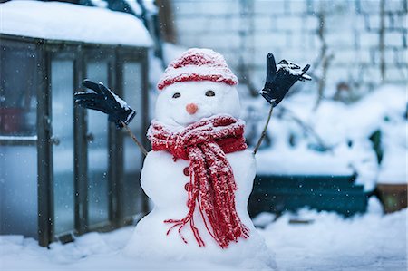 snowman scarf - Snowman built on city street Stock Photo - Premium Royalty-Free, Code: 649-06716909